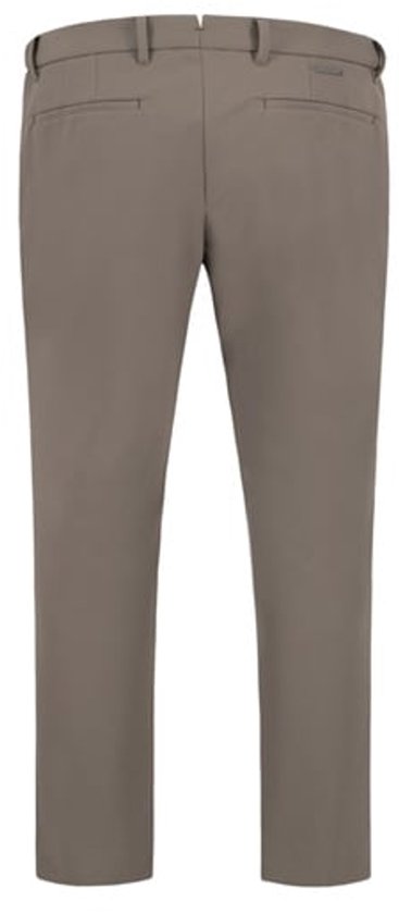 Grijze chino broek, achterkant, rechte pijpen.