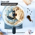 Bovenaanzicht van een Magimix foodprocessor met deeg erin. "Jouw zelf gemaakte gerechten".