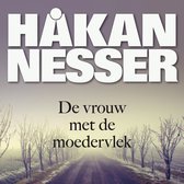 Boekcover Håkan Nesser: De vrouw met de moedervlek. Een landweg met bomen in mist.