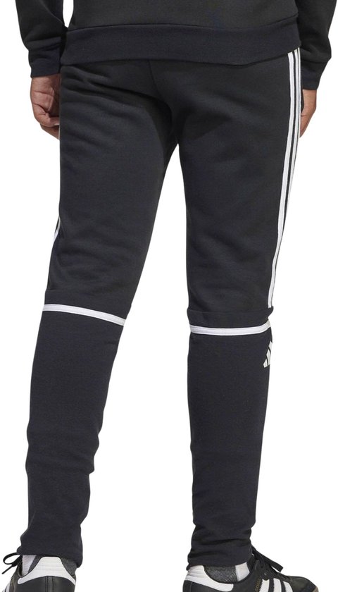Zwarte joggingbroek met witte Adidas-strepen op de zijkant en een Adidas-logo.