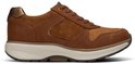Sneaker marron en daim avec empiècements en cuir, lacets et semelle blanche.