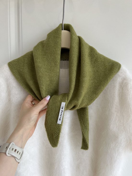 Groene gebreide sjaal, gedragen als kraag, met het label 'Modeng Mi'.