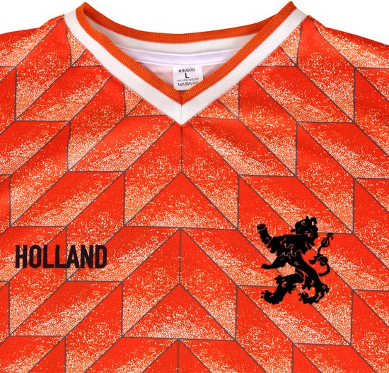Halsdetail van oranje voetbalshirt met geometrisch patroon, 'HOLLAND' en leeuw embleem.