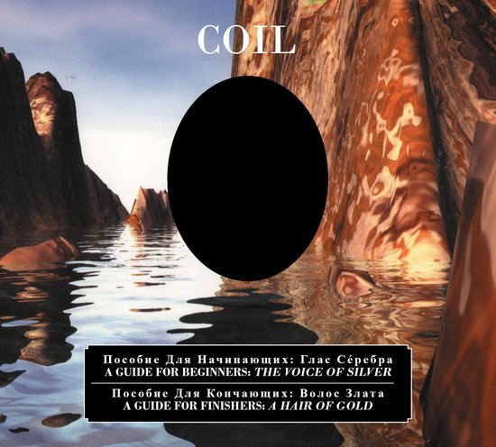CD-hoes met de titel "COIL" boven een zwarte cirkel, met een landschap van water en rotsen.