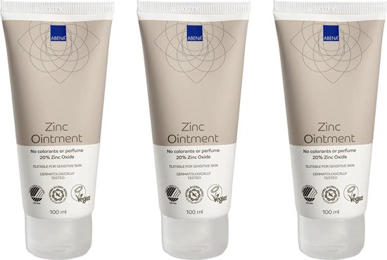 Gloves met latex handschoenen met zinkzalf tube en crème op een vingertop.