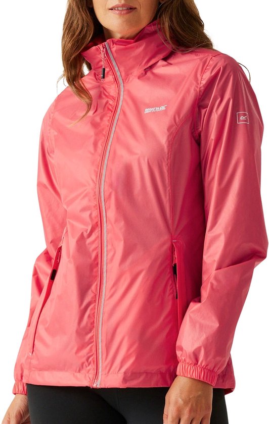 Een vrouw in een roze waterdichte jas, met capuchon en rits aan de voorkant.