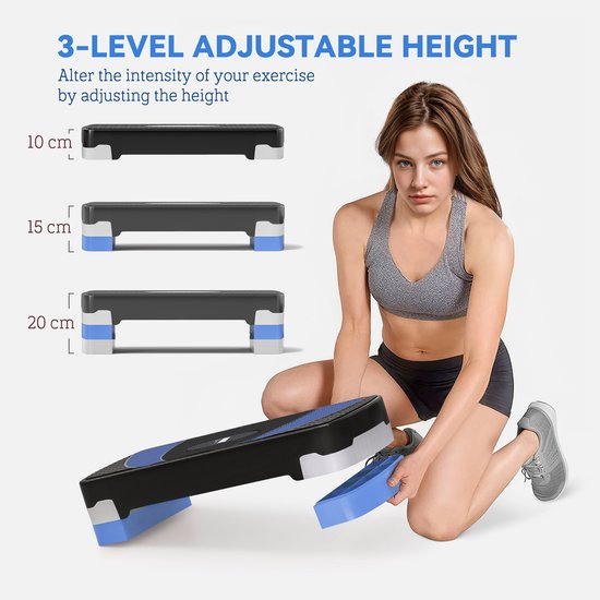 Close-up van een vrouw die blauwe steunen verwijdert van een zwarte aerobic step, met illustratie van drie hoogtes (10, 15, 20 cm).