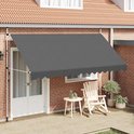 Auvent gris au-dessus d'une porte avec cadres blancs, sur une terrasse en bois avec mobilier de jardin.