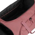Roze reistas met zwarte voering, open aan de bovenkant met twee handvatten en ritsvakken.