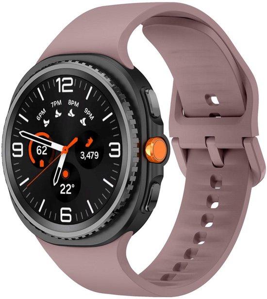 Bracelet de montre connectée en silicone rose-brun avec boucle, autour d'une montre connectée aux détails noirs, gris et orange.