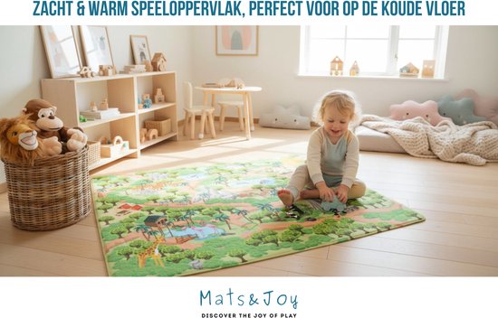 Een kind speelt op een zachte, kleurrijke speelmat met jungle dieren en een piramide.