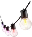 Een reeks zwarte lampenkettingen met ronde, heldere gloeilampen die gekleurd licht uitstralen, van paars en roze tot geel.