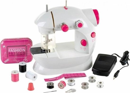 Witte kindernaaimachine met roze knoppen en details, met naaigerei en een roze opbergblikje.