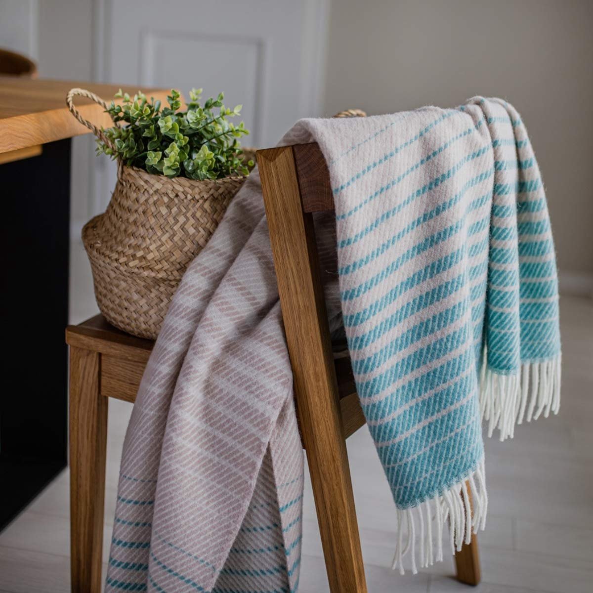 Ibenzoa Gezellige deken van zuivere wol in turquoise en beige tinten voor comfort
