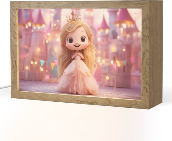 Une veilleuse en bois illuminée montrant une princesse de dessin animé en robe rose devant un château féerique avec des guirlandes.