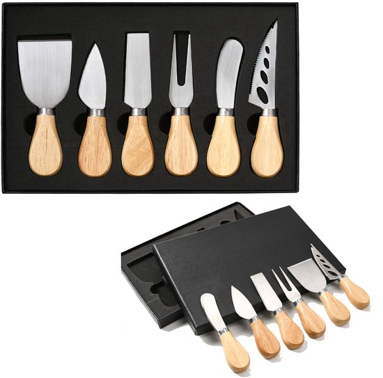 Set van zes kaasmessen met zilverkleurige bladen en lichte houten handvatten, in en uit een zwarte geschenkdoos.