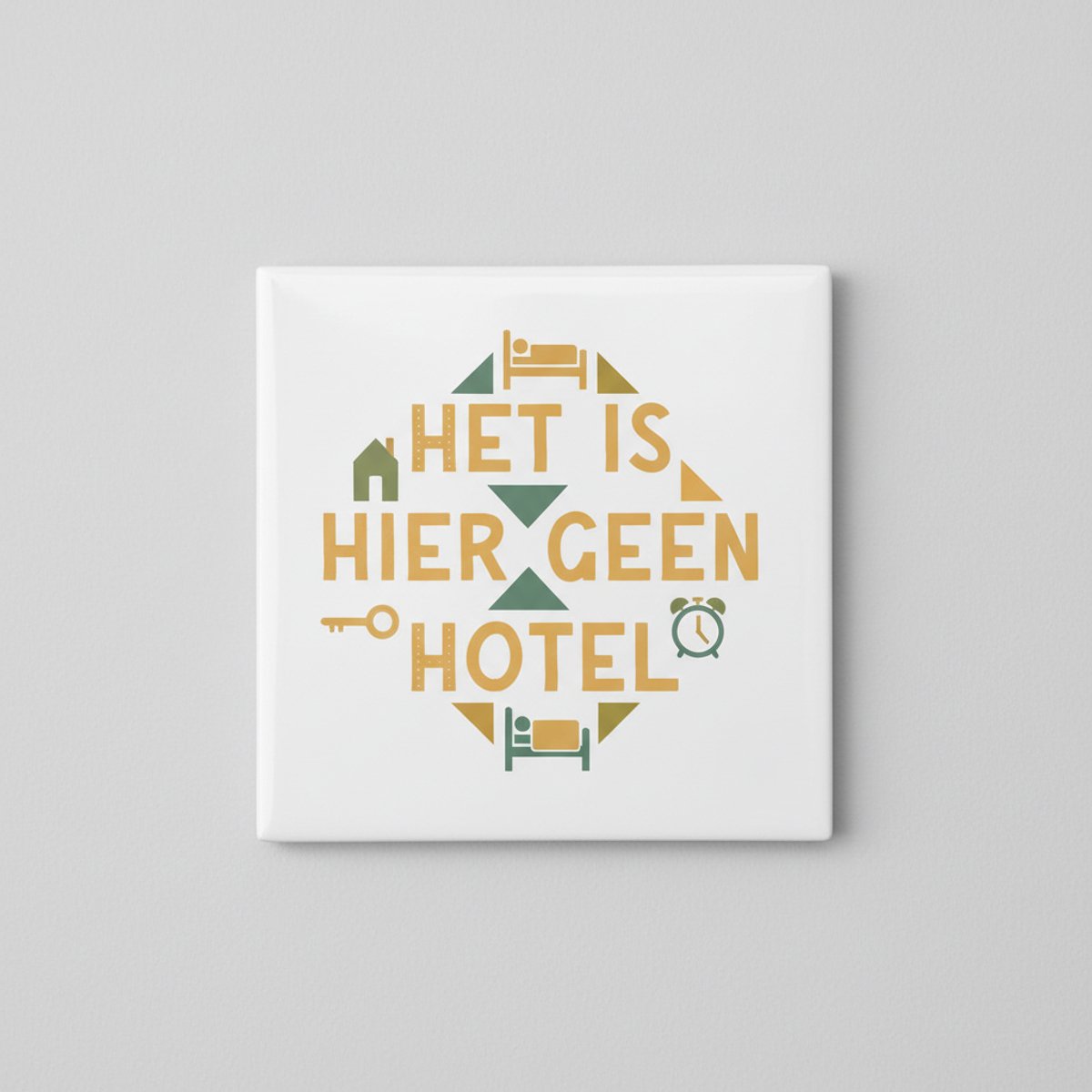 Grappige Nederlandse Quote Keramische Tegel – “Het Is Hier Geen Hotel” – Speelse Woondecor
