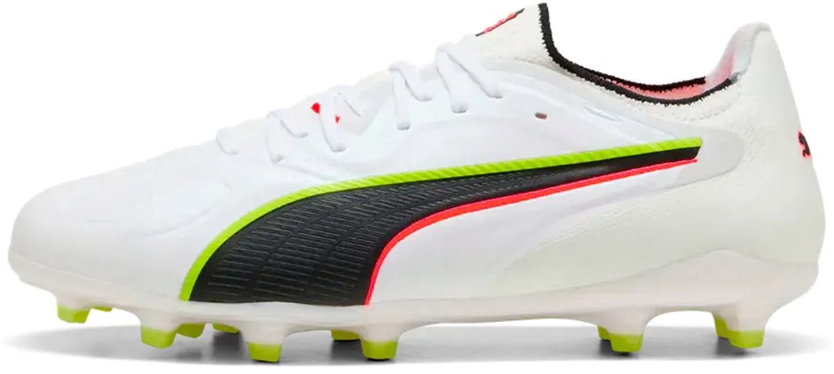 Puma King 20 Ultimate FG/AG voetbalschoenen in wit met zwarte en groene accenten, maat EU 45.