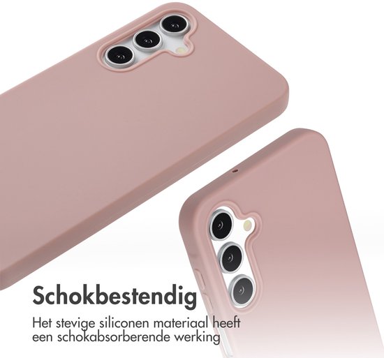 Gros plan d'une coque de téléphone en silicone rose sable, soulignant ses propriétés d'absorption des chocs.