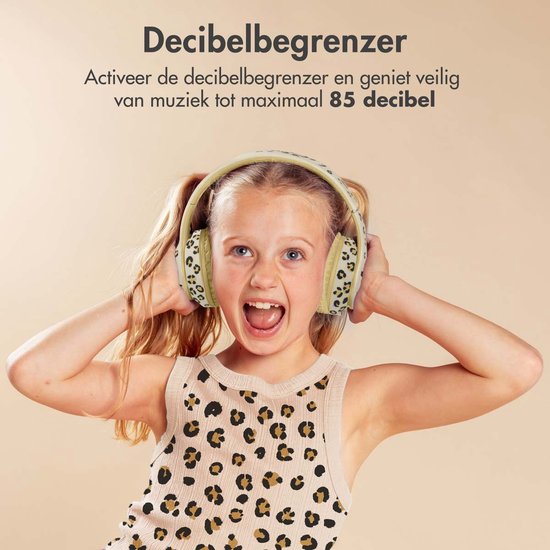 Een meisje met een imoshion koptelefoon met luipaardprint, met haar handen aan de koptelefoon.