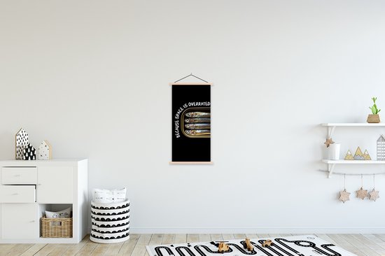 Posterhanger incl. Poster 40x80 cm - Schoolplaat - Sardines - Tekst - Vis - Blik - Textielposter - Blanke latten