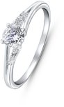 Zilverkleurige ring met een grote zirkonia en kleine steentjes.