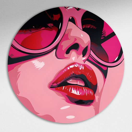Pop-art ronde muurcirkel van een vrouw met roze zonnebril en rode lippen in roze tinten.