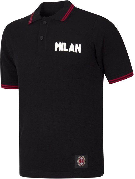 Zwart poloshirt met witte tekst 'MILAN' op de borst, rode en witte strepen op de kraag en mouwen, en een NAC Milan wapenschildlabel onderaan.
