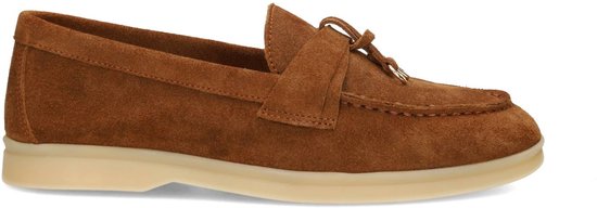 Vue de côté d'un mocassin en daim marron avec décoration nœud et semelle beige.