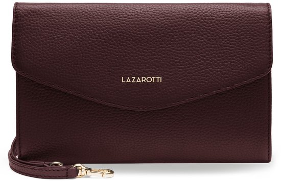 Bordeauxrode Lazarotti clutch met gouden logo en polsbandje.