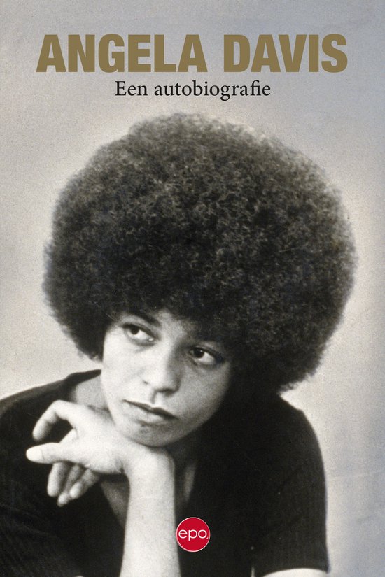 Livre avec ANGELA DAVIS Une autobiographie. Photo d'Angela Davis avec une grande afro, posant sa main sur son menton.