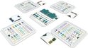 Opstelling van het bordspel met meerdere speelborden, kaarten en tokens op een witte achtergrond.