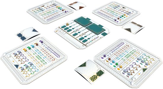 Opstelling van het bordspel met meerdere speelborden, kaarten en tokens op een witte achtergrond.