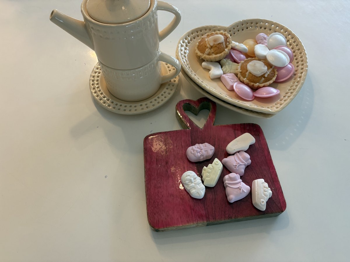 Ideaal Moederdag cadeau, verras je mama met deze hartjes thee of koffie set – J-Line Peach Theepot + Rood Hartjes Plankje + 2 Hartjes Bordjes – Liefdevol Cadeau voor je mama en moederdag!