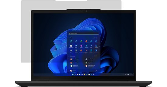 Gesloten zwarte Lenovo laptop met privacyfilter, weergave van Windows 11 startmenu