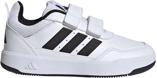 Witte Adidas sneaker met klittenbandsluiting, zwarte strepen en een zwarte zool.