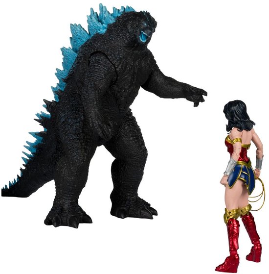 Godzilla actiefiguur die naar een Wonder Woman actiefiguur reikt.