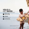 Jongetje met zwemband met leeuwengezicht op het strand. Tekst: "Veilig in het water".