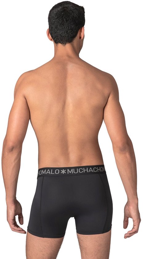 Man, achterkant, draagt zwarte Muchachomalo boxershort met logo band.