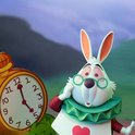Witte konijn met bril, rode jas, grijze broek en een hart op zijn vest, naast een gele zakhorloge.