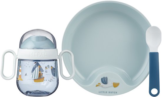 Een blauwe drinkbeker met schattige zeilbootjes en een lichtblauwe plate set met eendje.