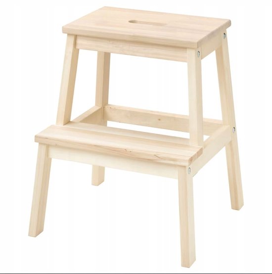 Escabeau en bois à deux marches avec une poignée au centre du niveau supérieur.