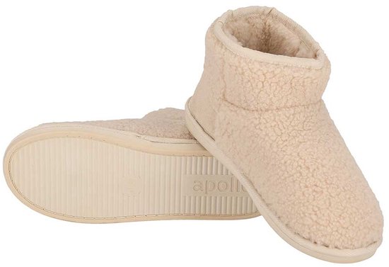 Beige teddy-pantoffels, onderkant van de zool toont het merklogo 'apollo'.