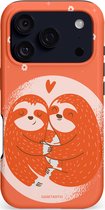 Casetastic hoesje geschikt voor Apple iPhone 17 Pro - MagSafe - Dubbellaagse bescherming - Oranje Pastel Roze Liefdes Koppel Luiaard - Fashion Case - Terracotta Zand