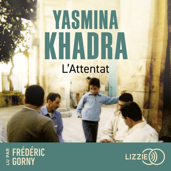 Boekhoes met "YASMINA KHADRA L'Attentat" in grote letters. Een groep mannen en een jongen staan buiten.