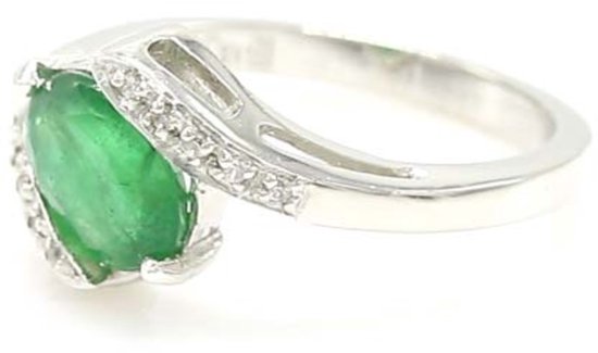 Zilveren ring met een groene steen en kleine witte steentjes, gezien vanaf de zijkant.