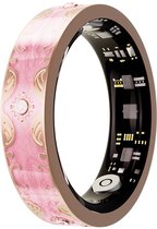 Roze ring met bloemenpatroon en gouden versiering.