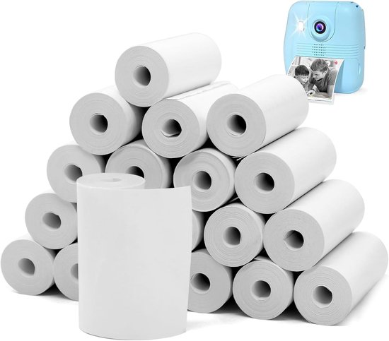 Pile de 20 rouleaux de papier thermique blanc. Un appareil photo bleu pour enfants imprime une photo.