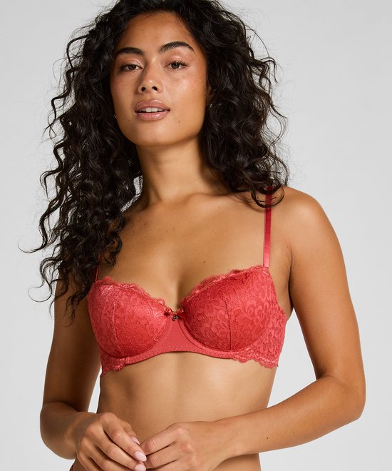 Rode kanten bh met strikje op de cups, gedragen door een model.