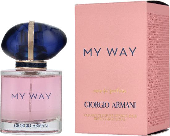 Glazen parfumfles met lichtroze vloeistof naast een roze doos met 'MY WAY' en 'GIORGIO ARMANI' in donkerblauwe letters.